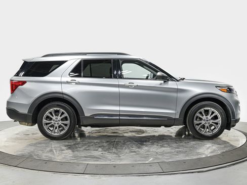 Used 2020 Ford Explorer XLT w/ Equipment Group 202A image 8