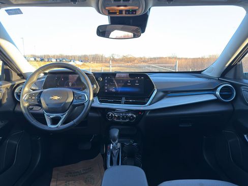 Used 2024 Chevrolet Trax LT w/ Sunroof Package FWD image 20