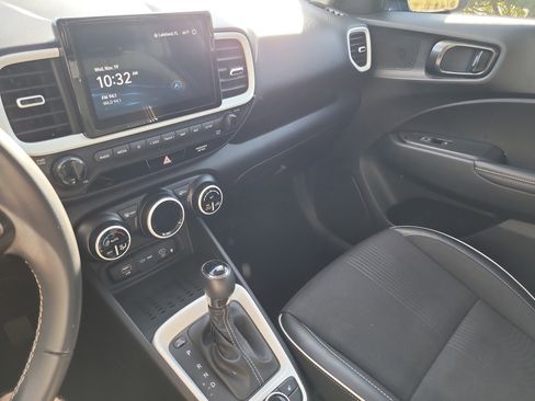 Used 2023 Hyundai Venue Limited image 20