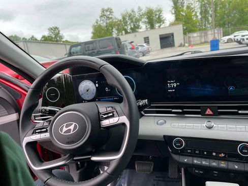 Used 2025 Hyundai Elantra Limited FWD image 16