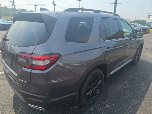 Used 2025 Honda Pilot Touring image 7