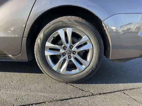 Used 2022 Toyota Sienna Limited image 8