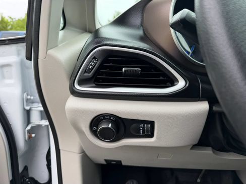 Used 2021 Chrysler Voyager L FWD image 22