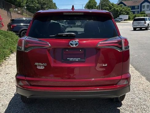 Used 2018 Toyota RAV4 LE FWD image 8