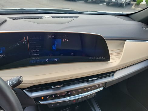 Used 2025 Cadillac XT4 Premium Luxury w/ Technology Package AWD/4WD image 27