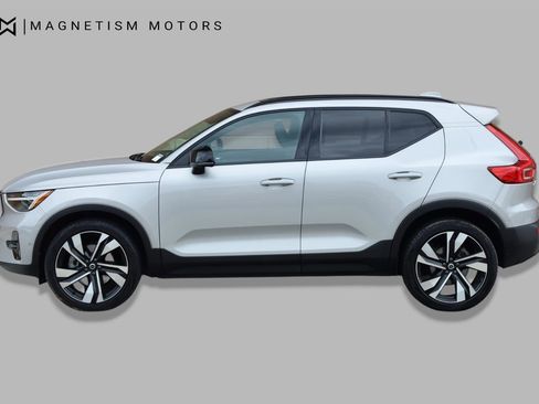 Used 2025 Volvo XC40 B5 Plus AWD/4WD image 2