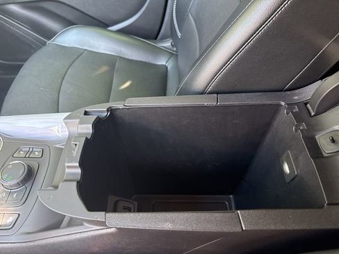 Used 2024 GMC Terrain SLT image 31