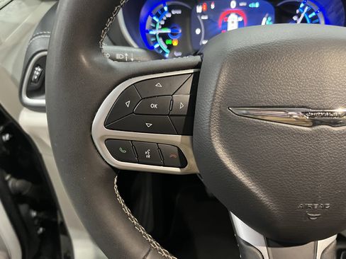 Used 2024 Chrysler Pacifica Select image 21