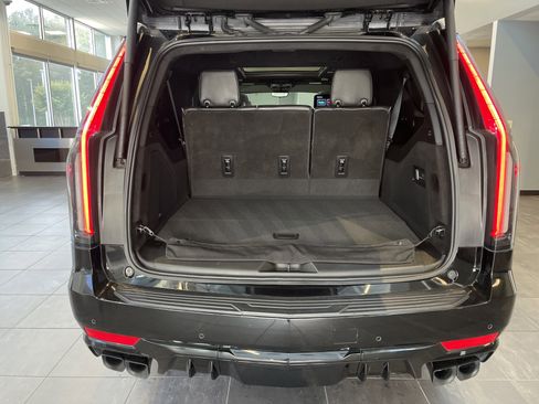 Used 2024 Cadillac Escalade ESV V w/ Heavy-Duty Trailer Package AWD/4WD image 42