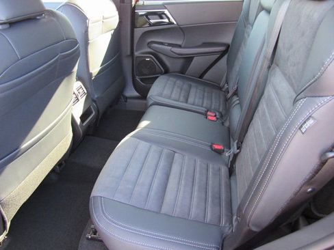 New 2025 Mitsubishi Outlander SE image 8