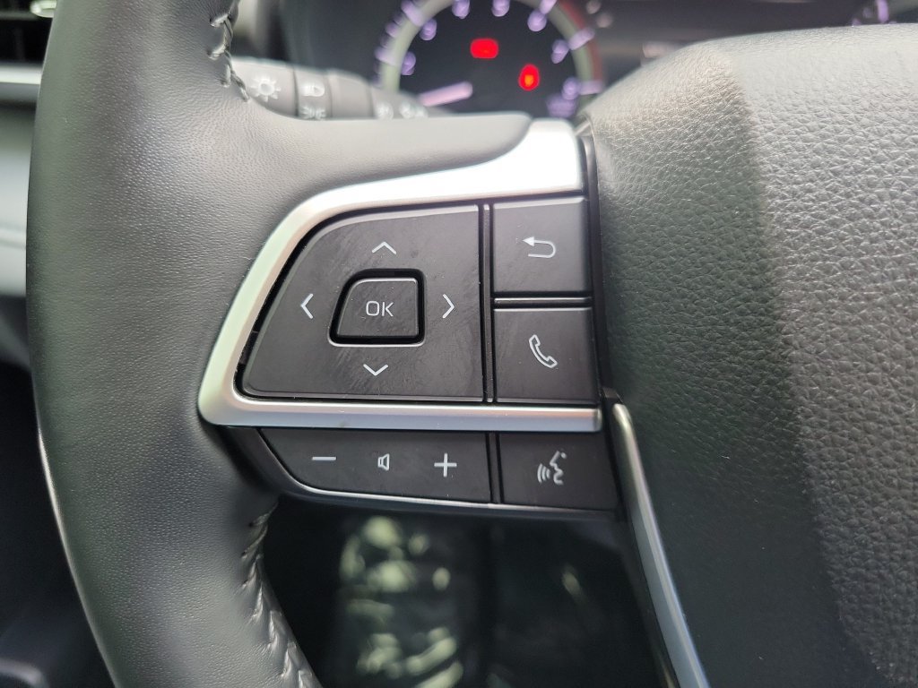 Used 2024 Toyota Highlander LE FWD image 21