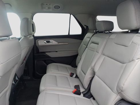 Used 2025 Ford Explorer Active w/ Active Comfort Package image 16