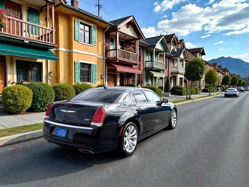 Used 2019 Chrysler 300 Touring w/ Chrome Appearance Package image 3