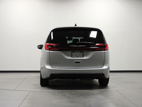 Used 2024 Chrysler Pacifica Touring-L image 5