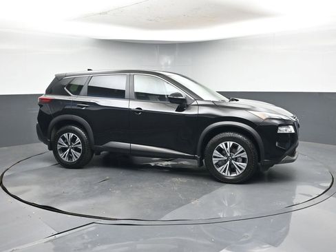 Used 2023 Nissan Rogue SV image 3