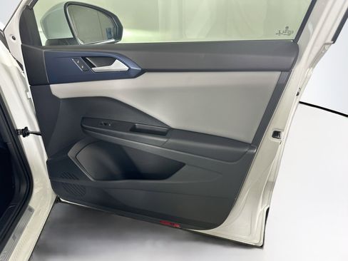 Used 2023 Volkswagen Taos SE w/ Panoramic Sunroof Package FWD image 31
