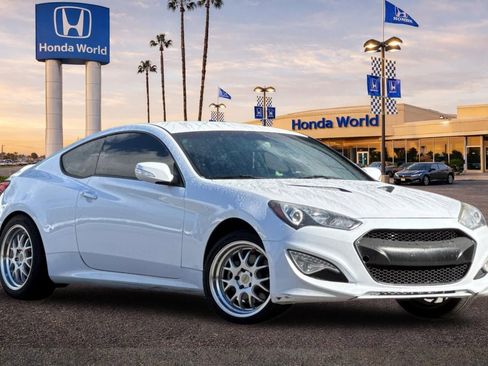 Used 2015 Hyundai Genesis 3.8 image 2