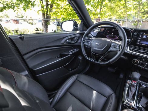 Used 2025 Chevrolet Trax RS w/ Sunroof Package FWD image 22