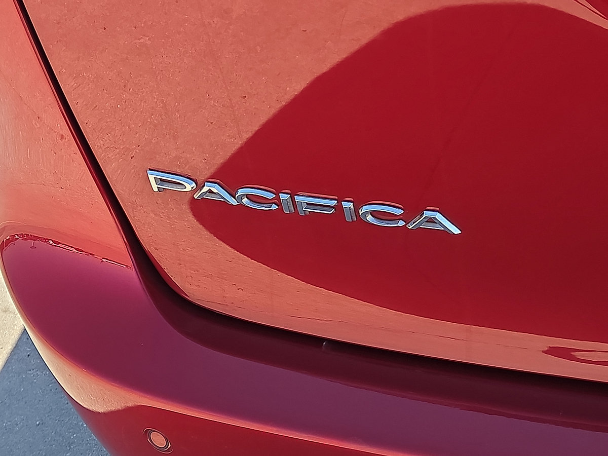 Used 2024 Chrysler Pacifica Touring-L FWD image 17