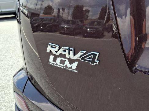 Used 2018 Toyota RAV4 LE w/ All Weather Liner Package AWD/4WD image 29