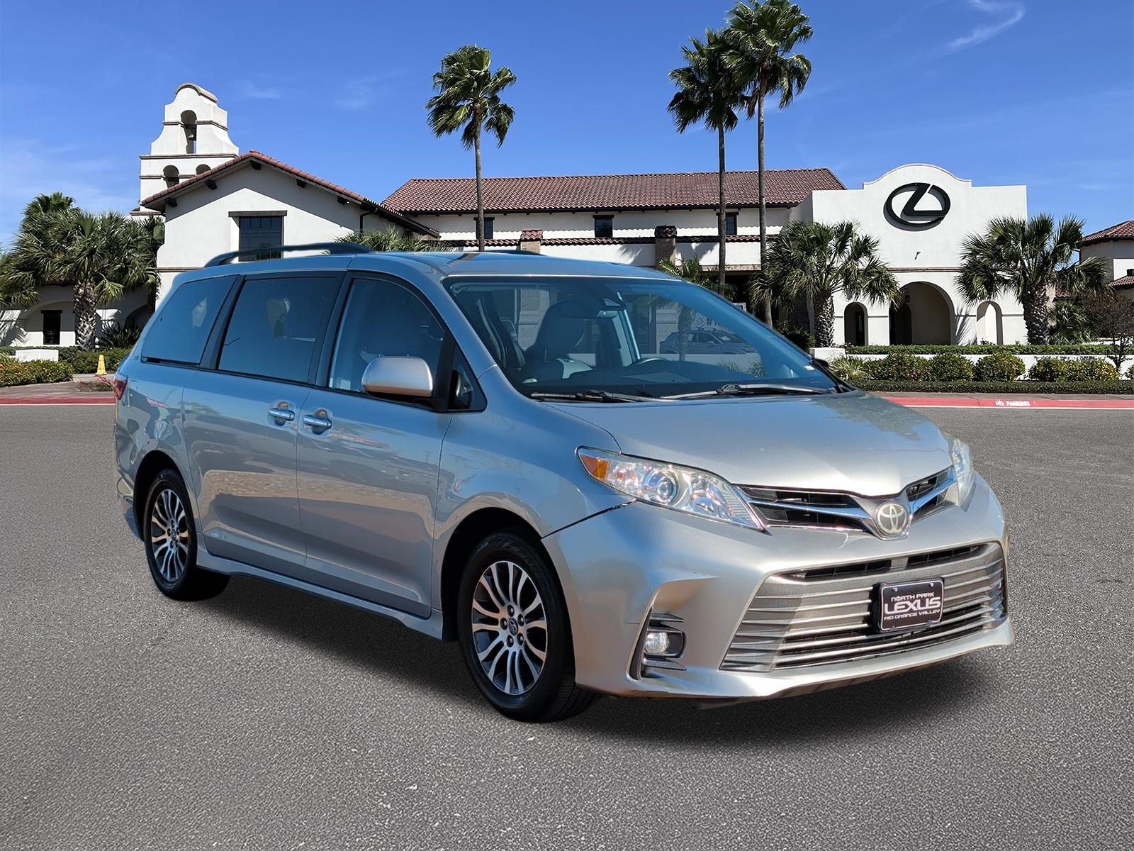 Used 2019 Toyota Sienna XLE w/ XLE Navigation Package FWD image 1
