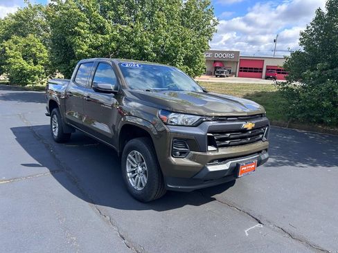Used 2024 Chevrolet Colorado LT w/ LT Convenience Package image 2