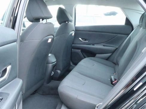 New 2025 Hyundai Elantra SE image 8