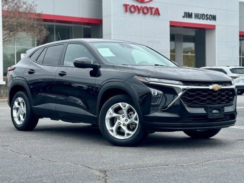 Used 2024 Chevrolet Trax LS w/ LS Convenience Package image 2