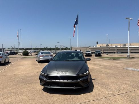 Used 2025 Hyundai Elantra SEL FWD image 5