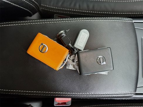 Used 2023 Volvo XC40 B4 Plus image 35