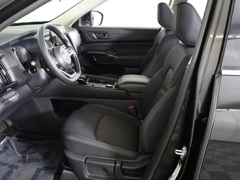 Used 2024 Nissan Pathfinder S image 28