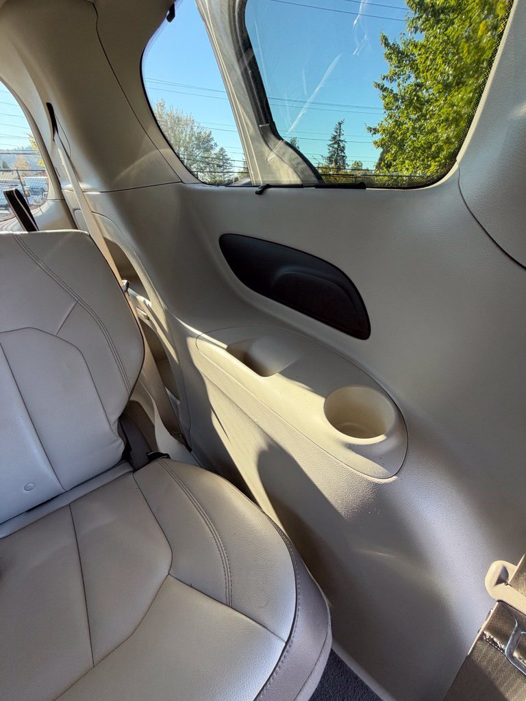 Used 2017 Chrysler Pacifica Touring-L FWD image 27