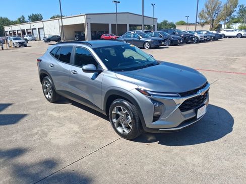 Used 2025 Chevrolet Trax LT w/ LT Convenience Package FWD image 6