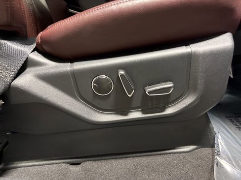 Used 2024 Ford Expedition Limited image 9