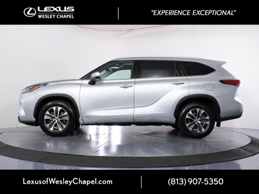 Used 2022 Toyota Highlander XLE AWD/4WD image 7