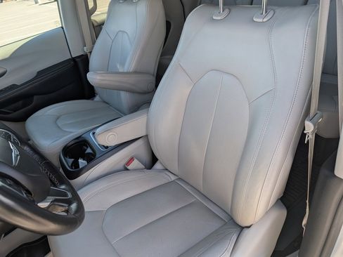 Used 2021 Chrysler Pacifica Touring-L image 9