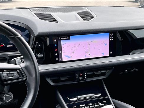 Used 2024 Porsche Cayenne image 12