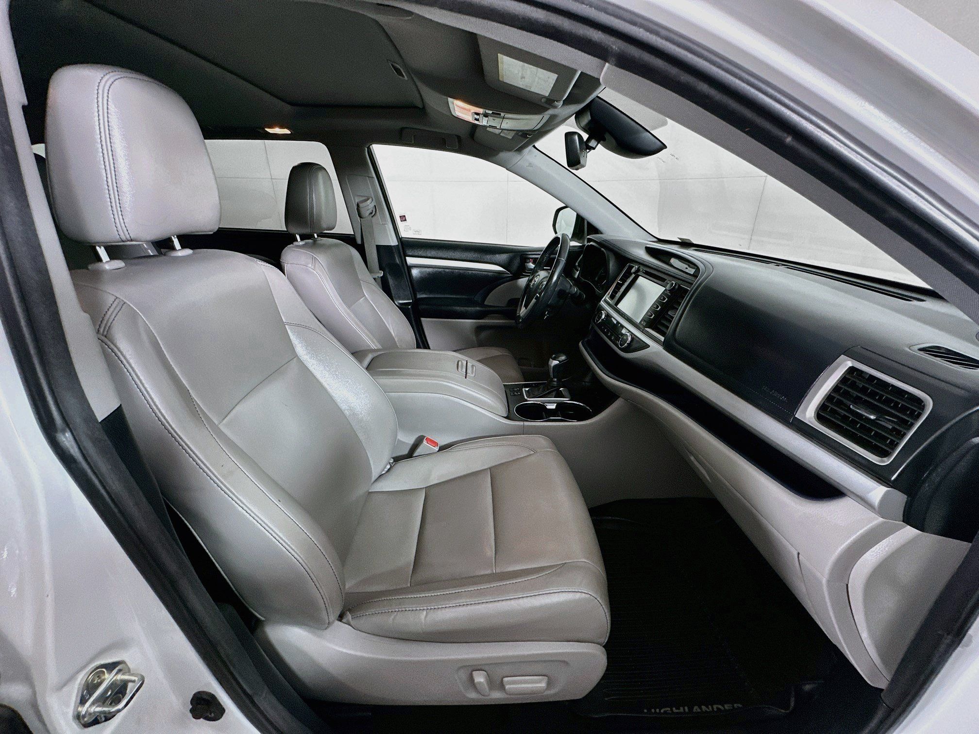 Used 2018 Toyota Highlander XLE AWD/4WD image 34