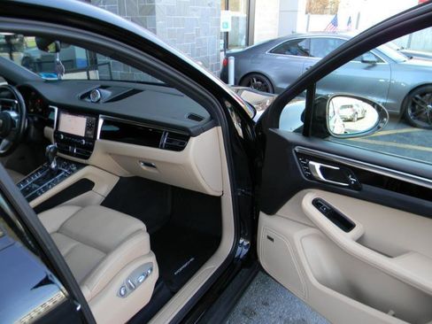 Used 2021 Porsche Macan image 22