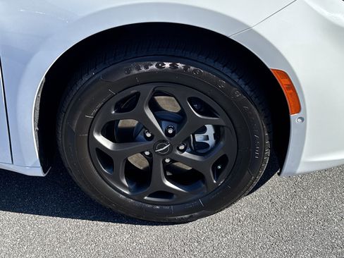 Used 2021 Chrysler Pacifica Touring-L w/ Uconnect Theater Family Group image 11