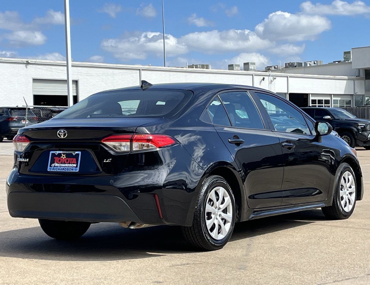Used 2025 Toyota Corolla LE FWD image 4