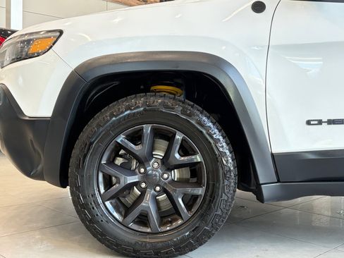 Used 2019 Jeep Cherokee Latitude AWD/4WD image 10