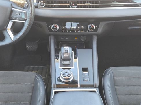 Used 2024 Mitsubishi Outlander AWD image 18