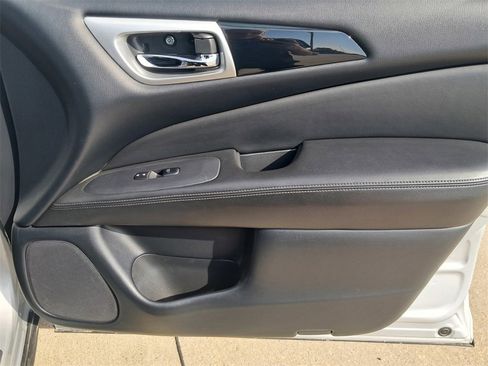Used 2019 Nissan Pathfinder SV image 16