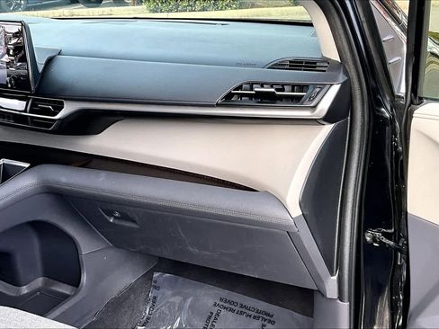 Used 2024 Toyota Sienna LE image 18