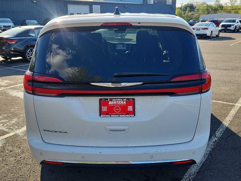 Used 2023 Chrysler Pacifica Touring-L FWD image 5