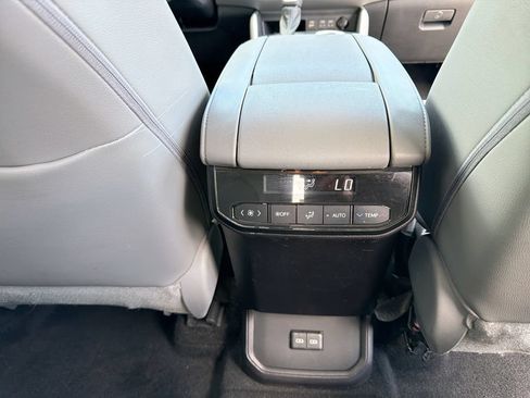 Used 2023 Toyota Highlander XLE FWD image 18