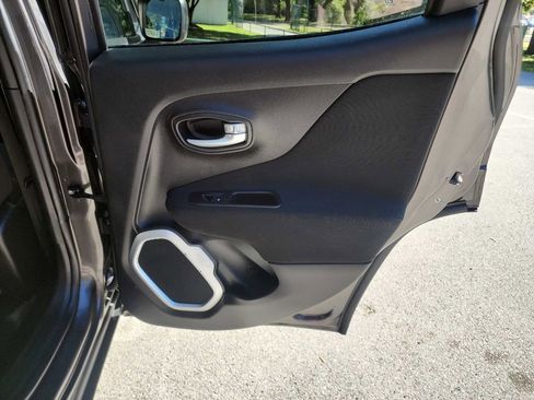 Used 2018 Jeep Renegade Latitude image 30