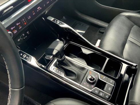 Used 2024 Kia Sorento SX image 19