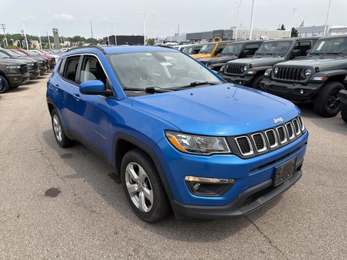 Used 2017 Jeep Compass Latitude w/ Popular Equipment Group FWD image 16